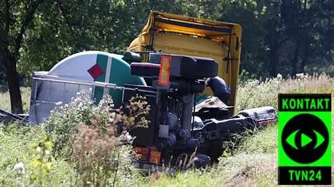 Cysterna z 3 tys. litrów ropy - w rowie