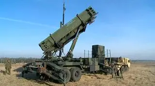31.01 | Amerykańskie wojsko ćwiczy z bateriami Patriot na poligonie pod Toruniem. Towarzyszy im grupa polskich żołnierzy. - Jest dużo zimniej, niż się spodziewaliśmy. Mój polski znajomy poradził mi trzy rzeczy: pij dużo herbaty, dużo kawy i noś ciepłe swetry - zdradził kpt. Tim Kibbe, dowódca baterii rakiet. (TVN24)