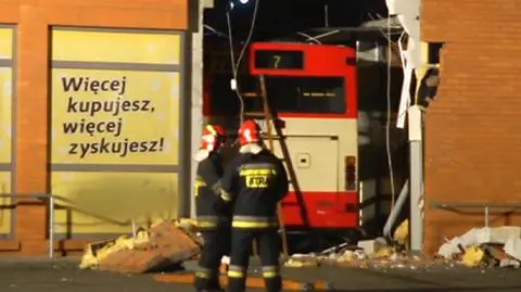 Autobus wbił się w supermarket