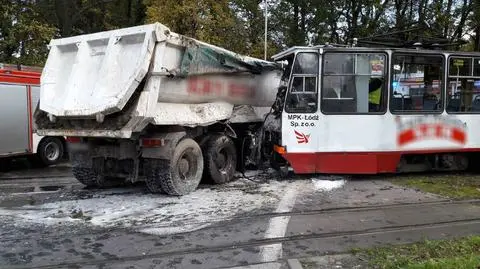 Tramwaj wbił się w ciężarówkę. Dziesięć osób rannych