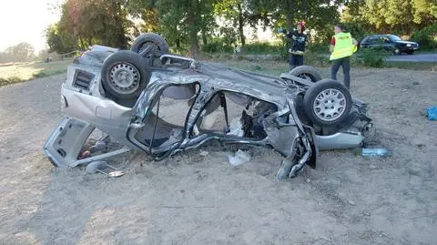 Wyprzedzał, wpadł w poślizg, zginął. Z samochodu został szkielet