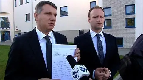 Przemysław Wipler pokazuje odmowę udostępnienia dokumentów
