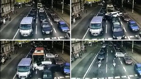 Zamiast skręcić, jedzie dalej i z impetem taranuje 9 aut. Jazdę autobusu zarejestrowała kamera