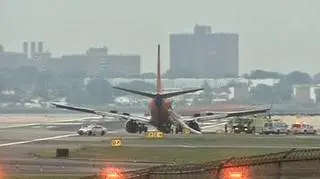 Samolot uderzył dziobem o pas startowy