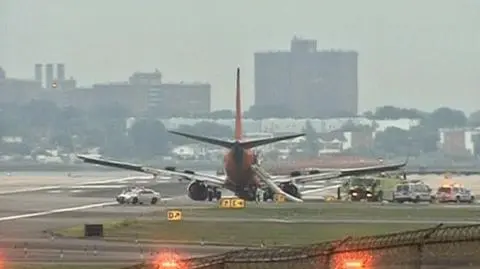 Samolot lądował bez podwozia, są ranni 