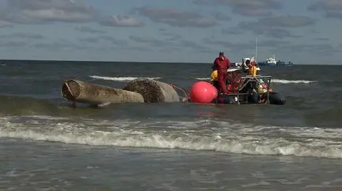 Z sopockiej plaży usunięto 6-tonową boję