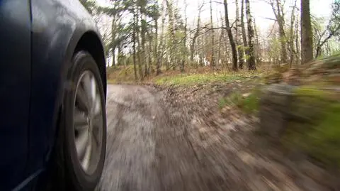 Zziębniętego mężczyznę zostawili w lesie (wideo z kwietnia 2017)