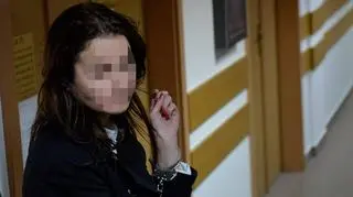 Izabella C. przed salą rozpraw (zdjęcie archiwalne)