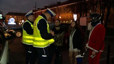 Policjanci - Mikołaje za wykroczenia wręczali rózgi
