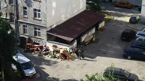 Meblowy śmietnik rośnie 
im pod oknami