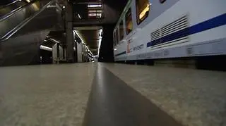 22.12 | Dodatkowe pociągi, więcej wagonów na popularnych trasach i objęcie części pociągów pełną rezerwacją miejsc - tak PKP Intercity przygotowuje się do zwiększonego ruchu w czasie świąt. W zeszłym roku wagonów było za mało, a ludzie wsiadali przez okna. Na świąteczne oblężenie gotowa jest też Poczta Polska. Wprawdzie w tym roku przesyłek do rozesłania będzie więcej niż w latach poprzednich. Jednak dobra organizacja pracy, według pocztowców, ma zapewnić im wysoką skuteczność.(TVN24)