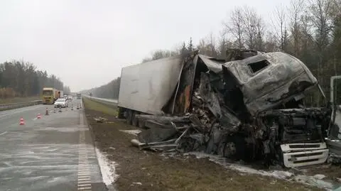 Ciężarówka najechała na ciężarówkę. Zapaliła się kabina