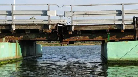 Ruszył remont mostu w Sobieszewie. 
Kierowcy na prom, autobusy na objazdy