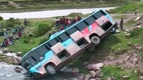 Autobus lądował w strumieniu