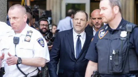 Weinstein z zarzutami i elektronicznym dozorem (materiał "Faktów" TVN z 25.05.2018)