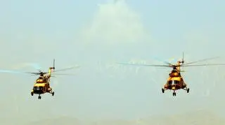 Afgańskie Mi-17 w locie nad Kabulem