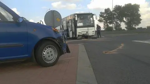 Zderzenie autobusu z samochodem: 4 osoby ranne