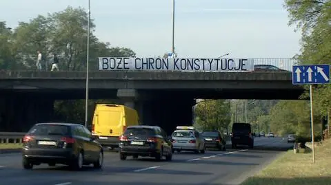 "Boże chroń Konstytucję". Takie banery zawisły w Poznaniu