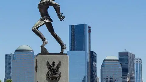 Pomnik Katyński stoi na placu nad rzeką Hudson w Jersey City