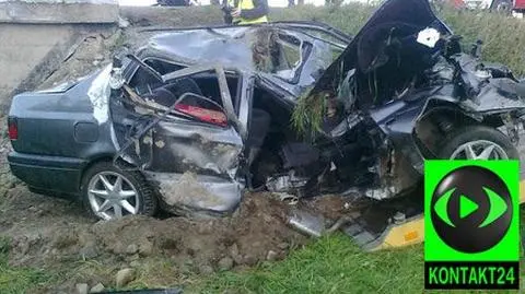 Śmiertelne dachowanie. Strażacy rozcinali wrak
