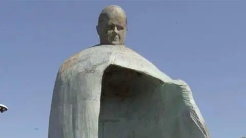 "Brzydki" pomnik JP2 do poprawki