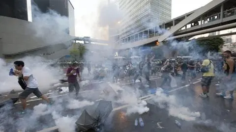 34 osoby ranne w starciach z policją w Hongkongu