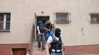 Policja prowadzi zatrzymaną kobietę
