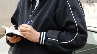 Fałszywy policjant był wyposażony w długopis i smycz z napisami "policja"
