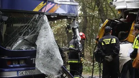 Czołowe zderzenie autobusu z ciężarówką