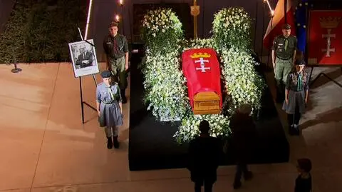 Mieszkańcy stali dzień i noc, by oddać hołd Pawłowi Adamowiczowi