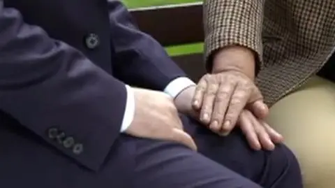 Napieralski w parku i czuła emerytka