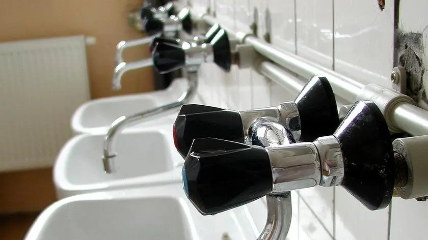 Woda do picia tylko w toaletach. NIK skontrolował szkoły