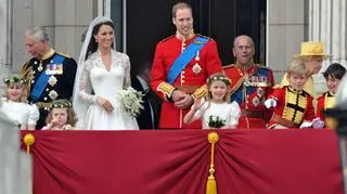 21.12| To był ślub jak z bajki. Książę William pojął za żonę swoją wieloletnią dziewczynę Kate Middleton. Oboje młodzi, piękni (choć on coraz bardziej łysiejący), bogaci i wykształceni. Czy będą żyli długo i szczęśliwie? Brytyjczycy wierzą, że tak i że to właśnie William, a nie Karol, zasiądzie na tronie po śmierci Elżbiety II. (Reuters, APTN)