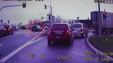 "Był zdenerwowany, chciał ominąć korek". Nagrali go policjanci