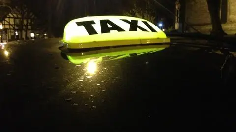 W trakcie jazdy zaczął dusić taksówkarkę. "Żądał wydania pieniędzy"