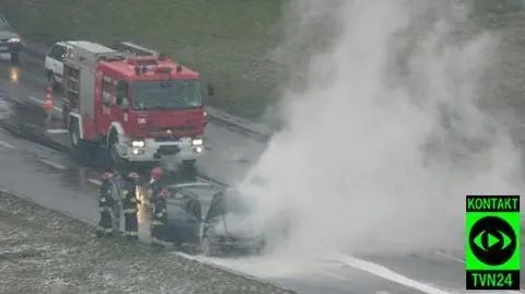 Płonący samochód na ulicach Bydgoszczy