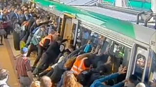 Utknął między peronem a pociągiem. Na pomoc ruszyła cała stacja
