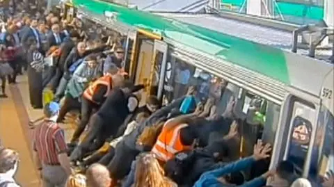 Pomogli pasażerowi, zdobyli wasze głosy. Solidarna akcja w metrze najlepszym wideo tygodnia