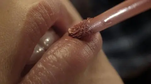 Komornika atakuj całusami