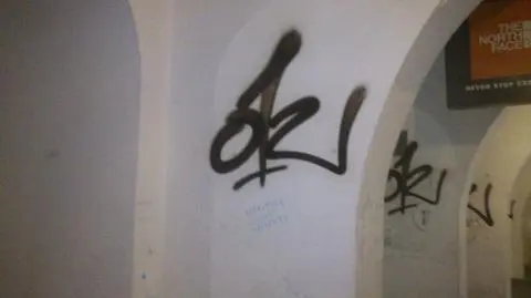 Pijany grafficiarz pomazał 9 kamienic