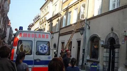 Czujna fryzjerka ściąga pomoc