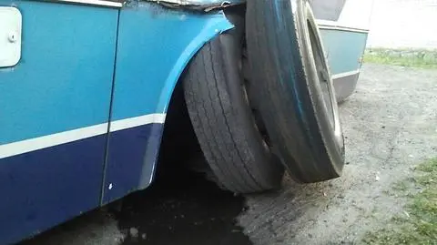 Pęknięta oś w autobusie 