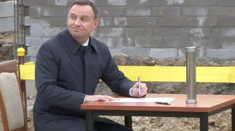 Prezydent Duda próbował podpisać się pod aktem erekcyjnym pod budowę szkoły