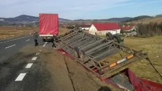 Przewrócona ciężarówka na krajowej piątce 
