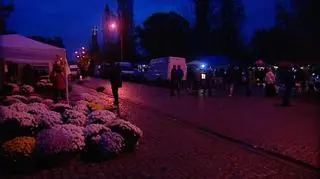 Wokół cmentarzy coraz mniej ludzi 