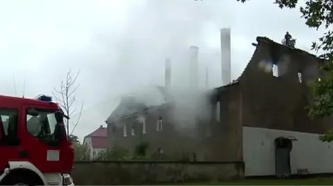 Szukają około 70-letniej kobiety w zgliszczach spalonej kamienicy