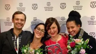 Zwycięzcy festiwalu w Rotterdamie; z nagrodą w dłoni Katarzyna Klimkiewicz