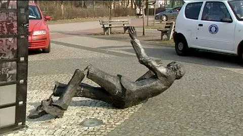 Przewrócili pomnik Krzysztofa Komedy