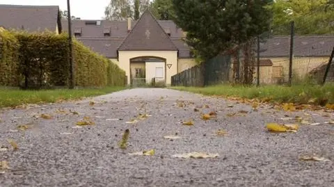Azylanci i bezdomni mieszkają w kompleksie ogrodowym byłego obozu koncentracyjnego Dachau