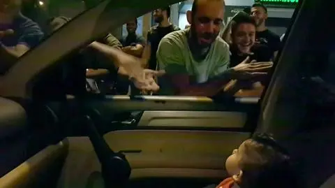 Demonstranci zaśpiewali dziecku piosenkę